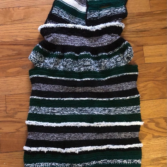 Beautiful hand knitted dog sweater with lovely fringe and cowl type neck line - Picture 2 of 9